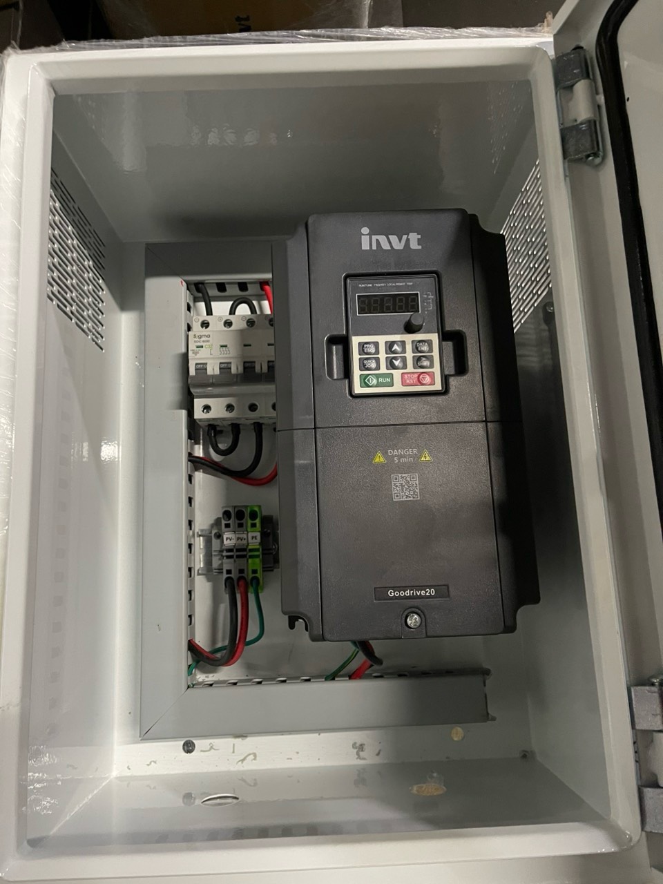 Hệ thống bơm nước năng lượng mặt trời 2HP